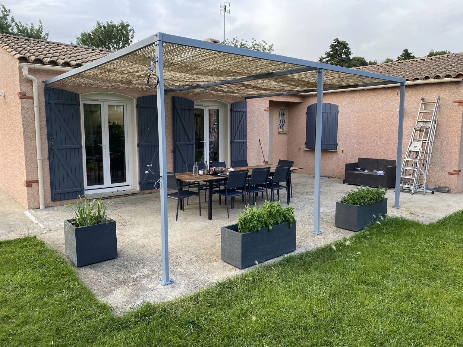 Pergola avec canisses