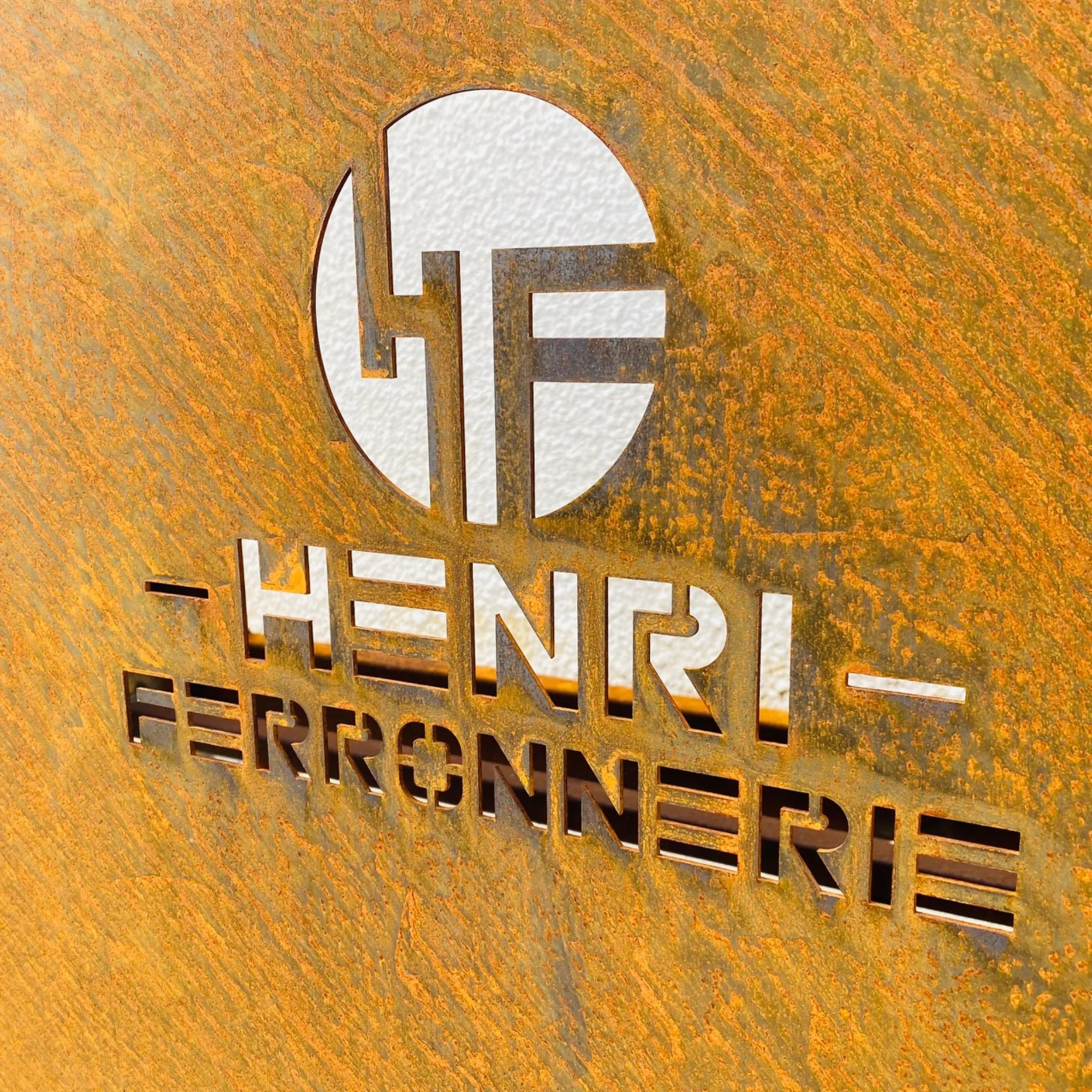 Logo Henri Ferronnerie découpé dans l'acier